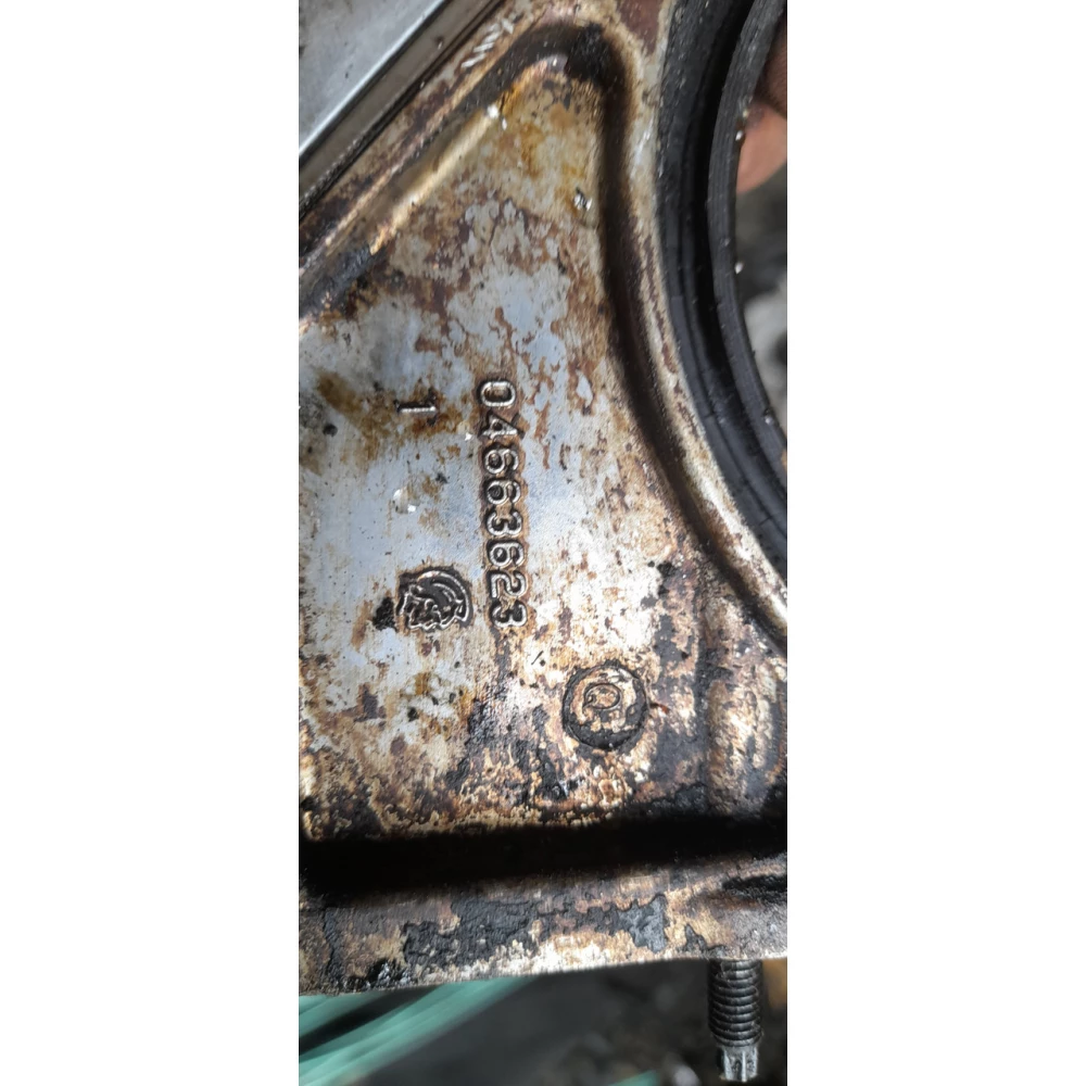 04663623 задняя крышка двигателя  Chrysler 2.7 L