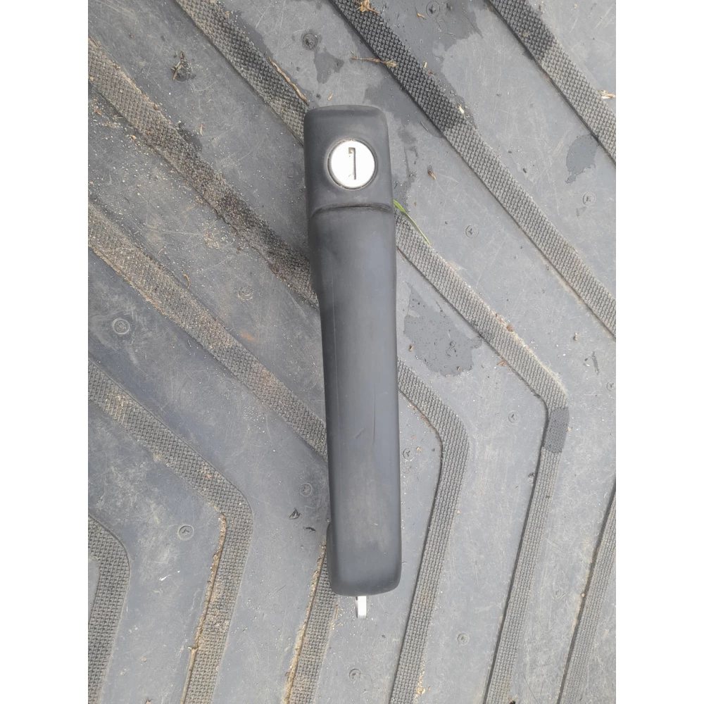 Передняя правая  ручка двери Vw  Golf 3