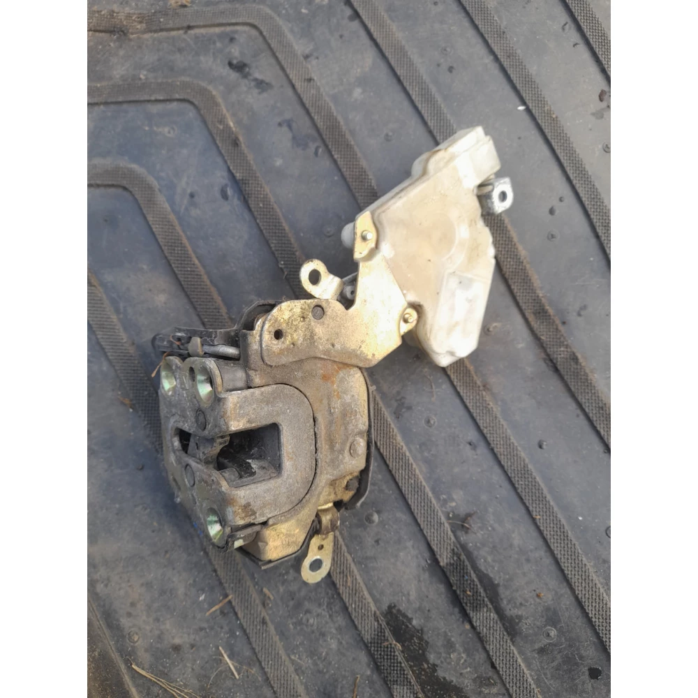 Левый  замок двери Nissan Almera N16