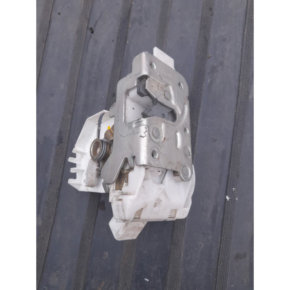 Левый задний замок двери  Ford Mondeo Mk3