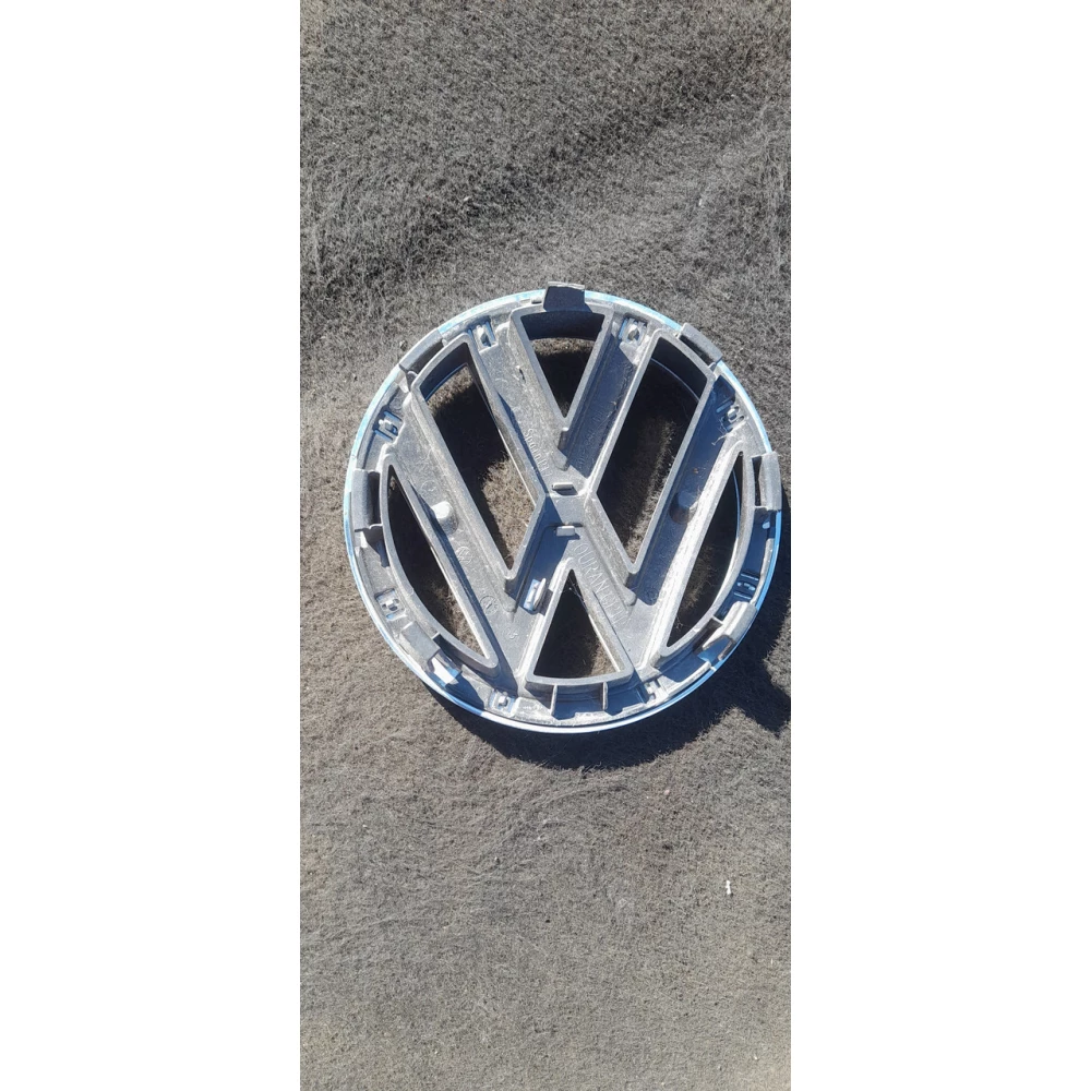 1T0853601E  емблема решётки радиатора Volkswagen Caddy  Passat 2011-2015год