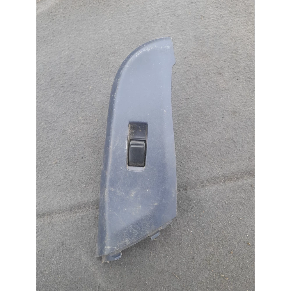 Правая кнопка стеклоподёмника Nissan Primera