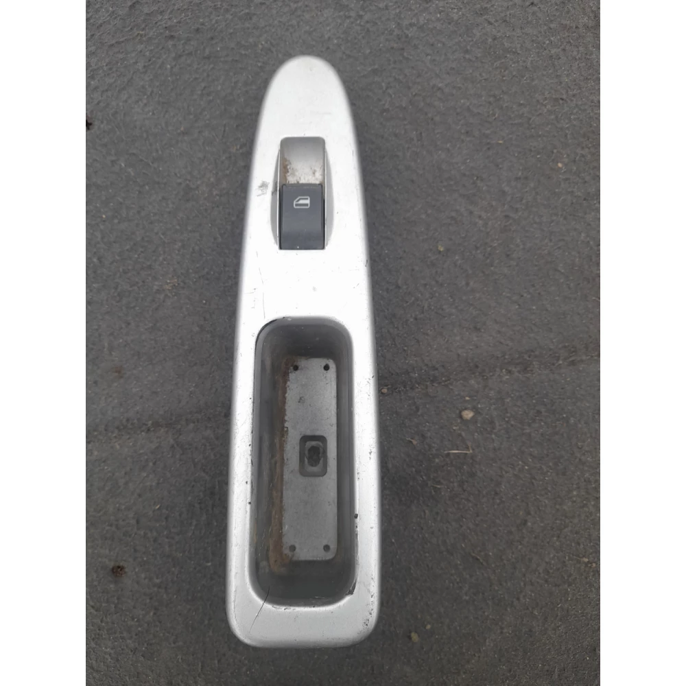 Правая кнопка стеклоподёмника Chery Amulet