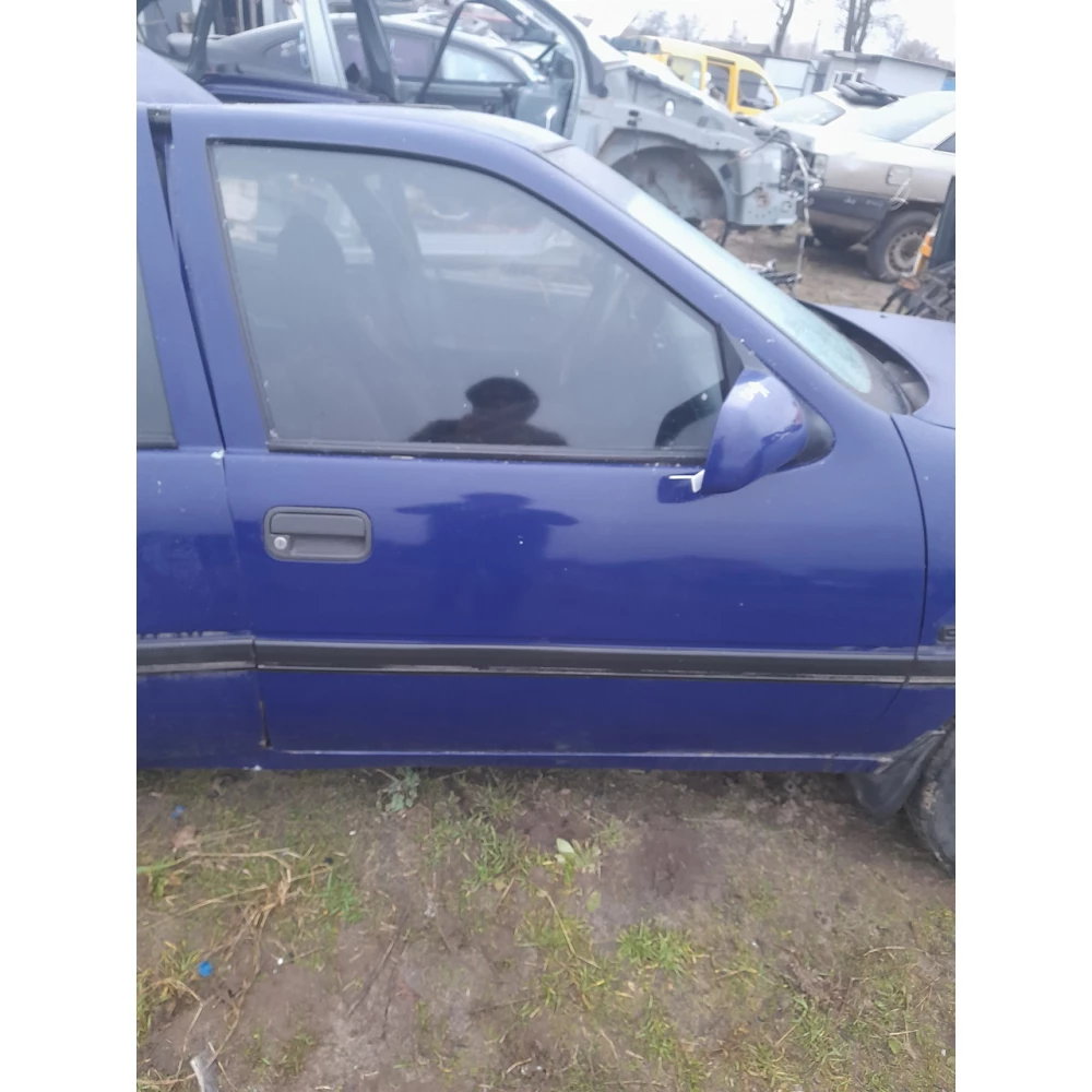 Передняя правая дверь Opel Vectra A