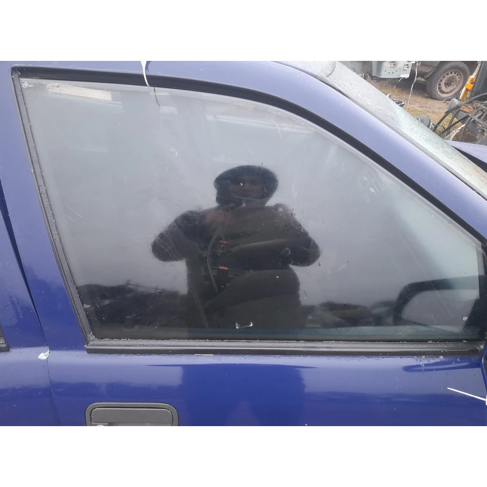 Переднее правое скло Opel Vectra A