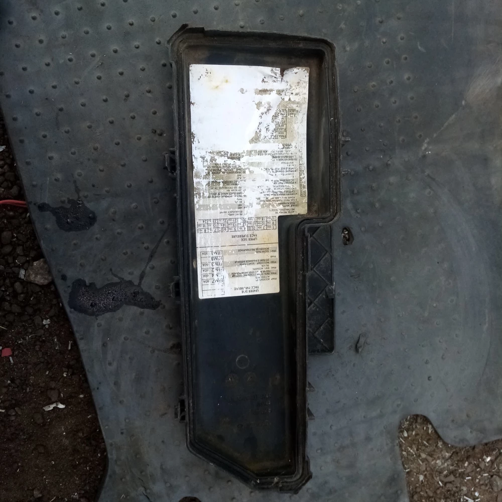 Кришка блока предохранителей Volvo 9494211