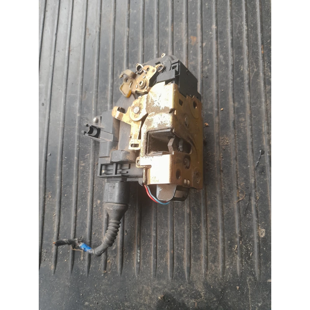Правый замок двери Vw Passat B5