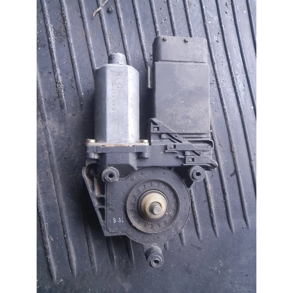 Передний левый стеклоподйомник vw Passat B5