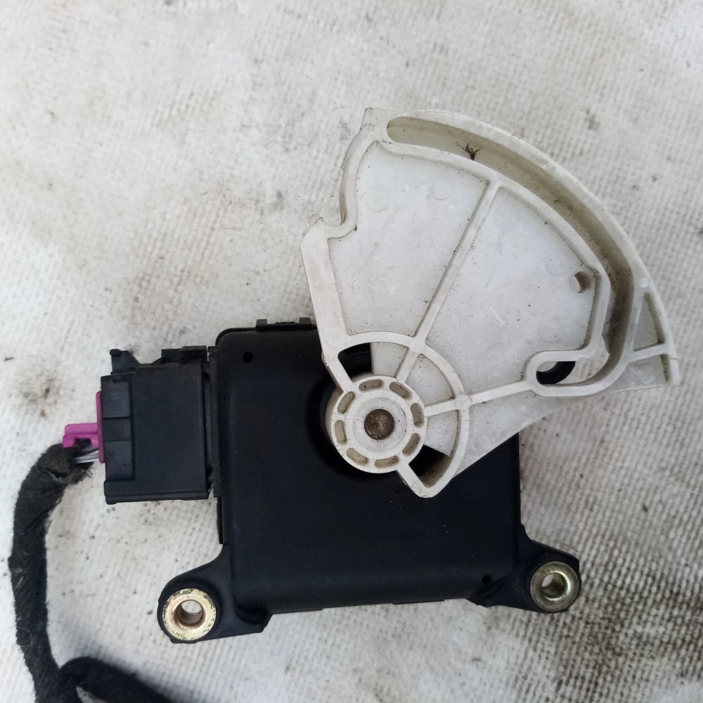 Привод заслонки печки Audi /VW 8D1820511E