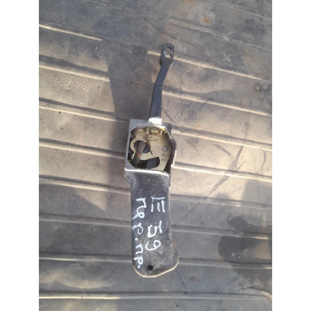 Огранечитель открывания  пепедней правой двери  Bmw E39