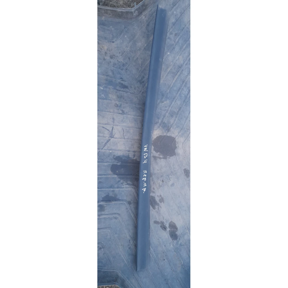 Молдинг передней правой двери Vw Passat b4