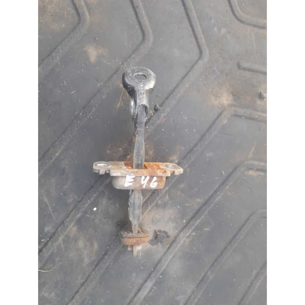 Огранечитель  передней правой двери BmwE46