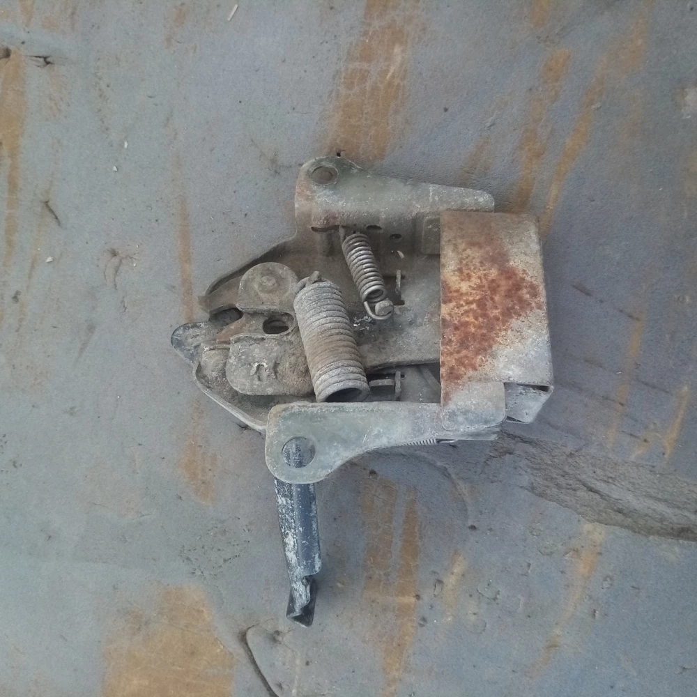 Замок открывания капота Mazda 626