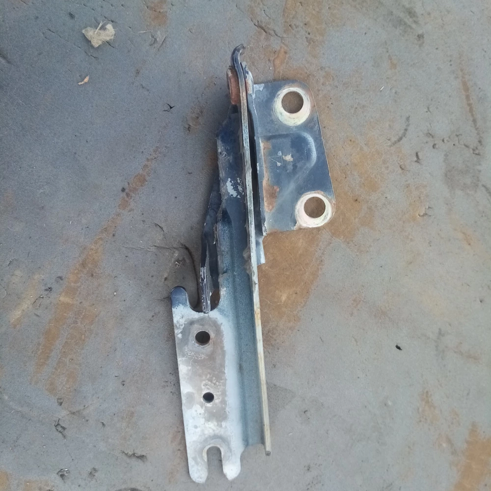 Петля капота Mazda 626