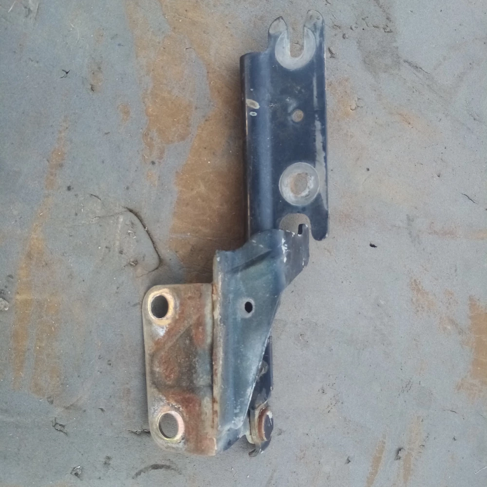 Петля капота Mazda 626