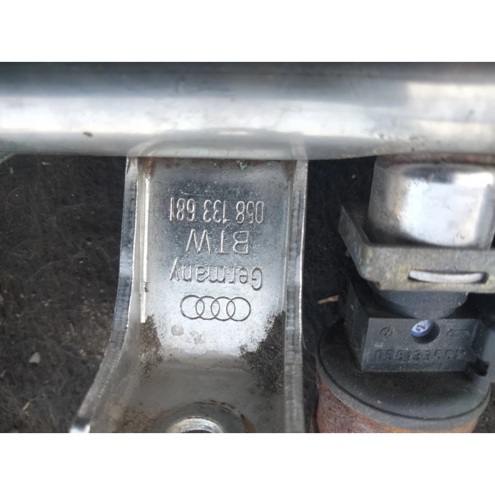 058133681 топливная рампа Audi A4 B5 Passat B5 1.8