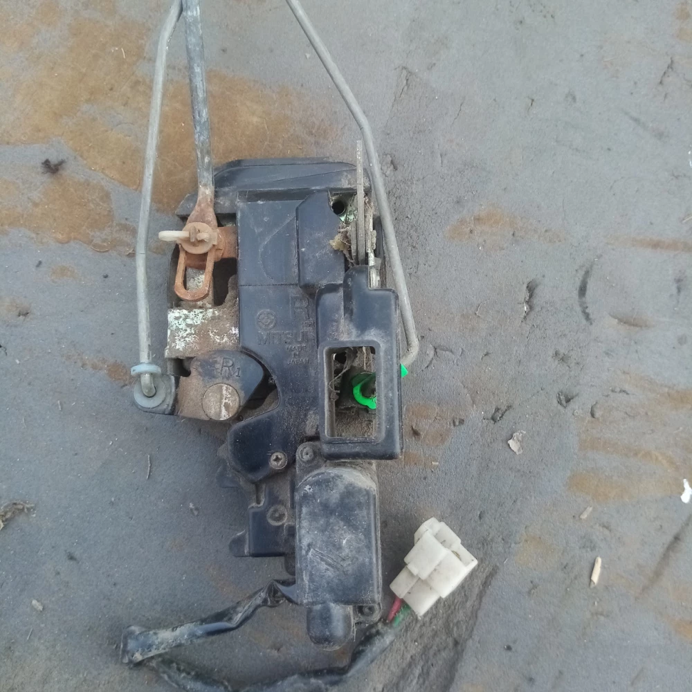 Правый замок двери Mazda 626 1528007031