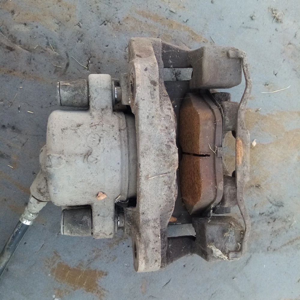 Левый  тормозной супорт  BMW E 39 6022296