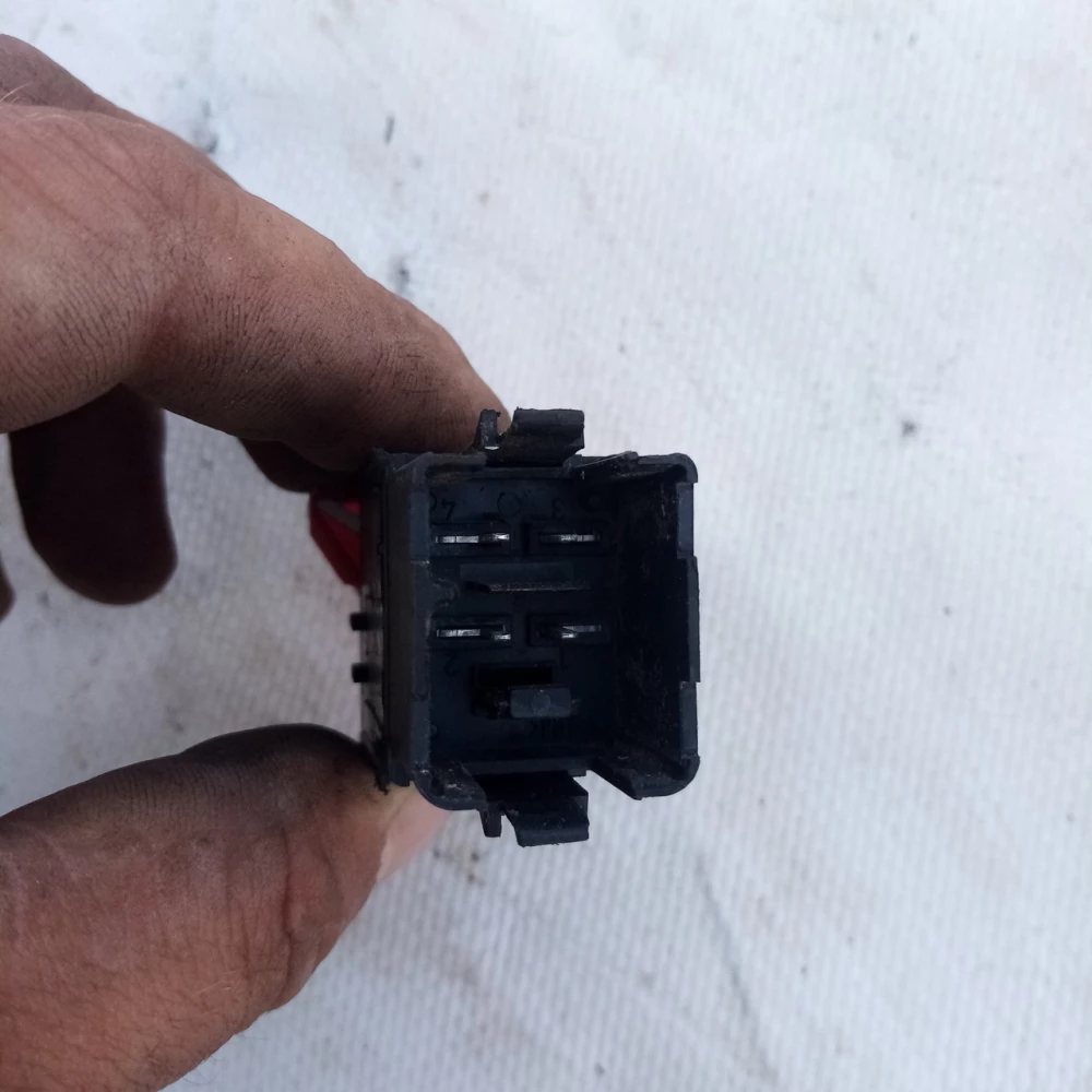 Кнопка аварійки Volkswagen PA66F30