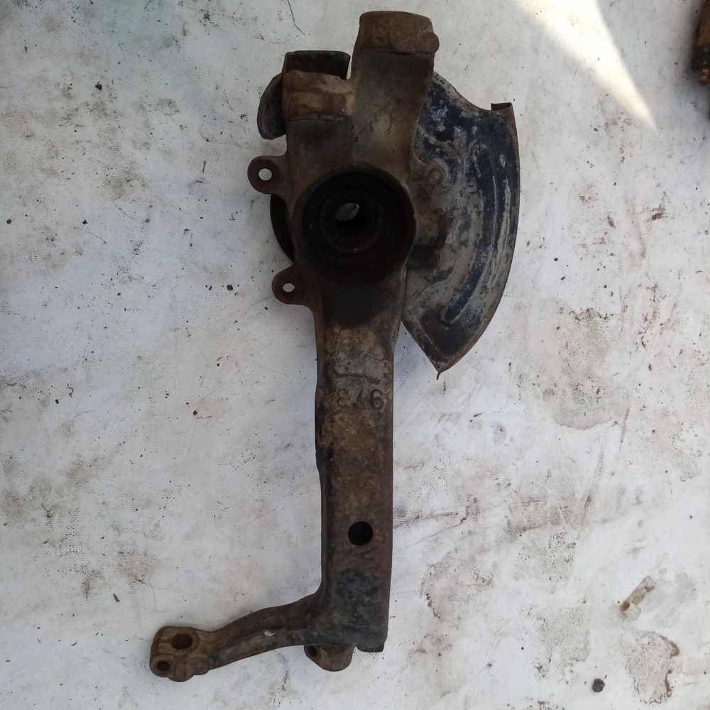 Поворотный кулак Audi A4B5 4D0407258