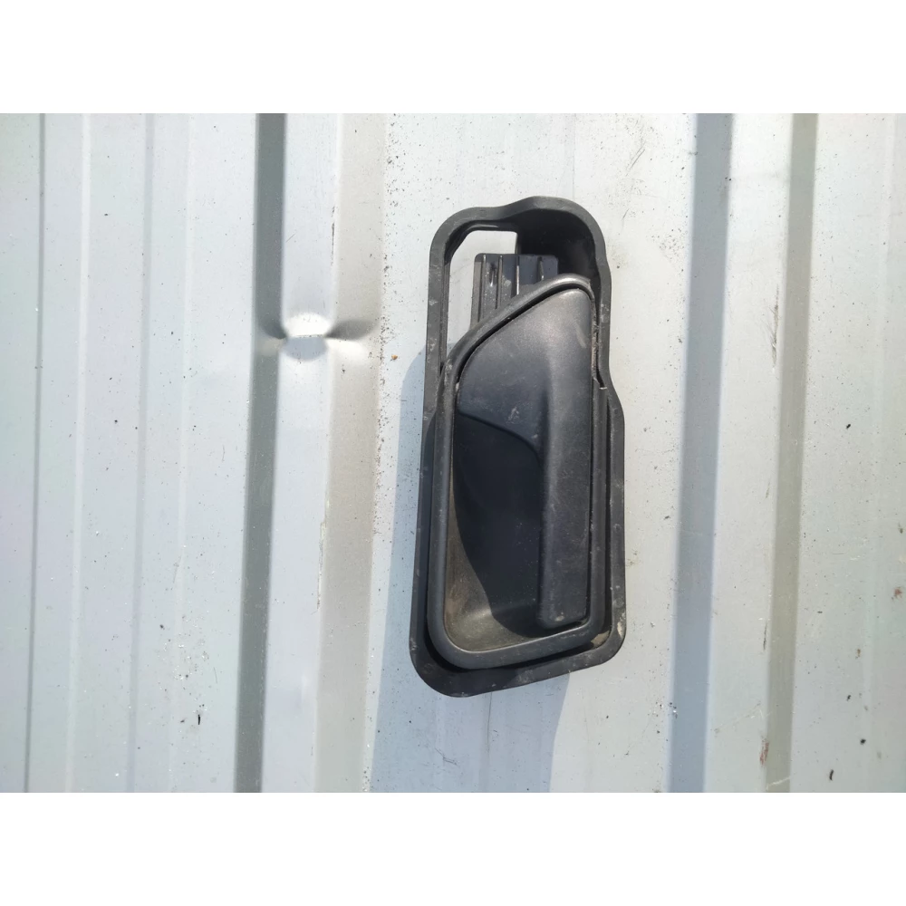 РУЧКА ОТКРЫТИЯ ВНУТРЕНЯЯ ПЕРЕДНЕЙ ПРАВОЙ ДВЕРИ VOLKSWAGEN Caddy III (2004—2010) 1TO 837 198A