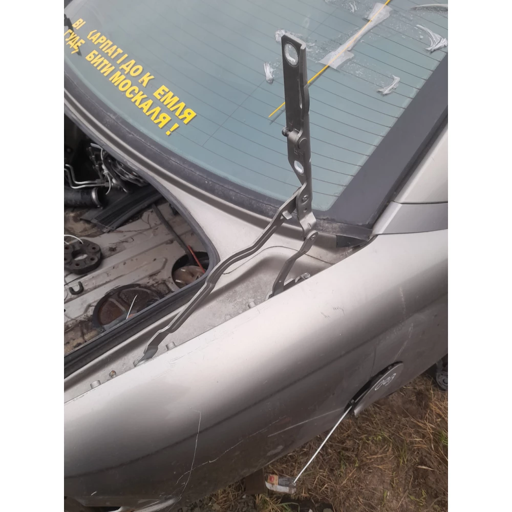 Правая петля багажника Opel Omega B