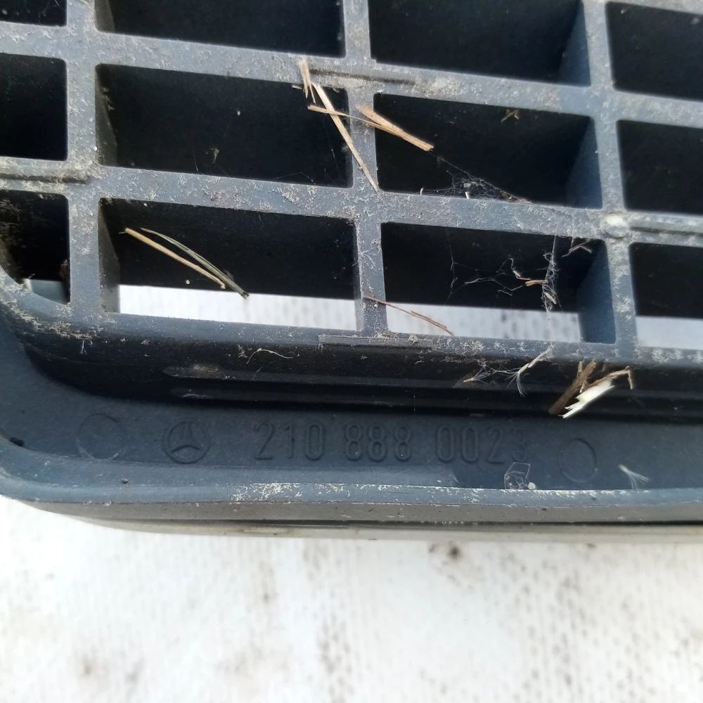 Решотка радиатора Mercedes-Benz w210 8880023