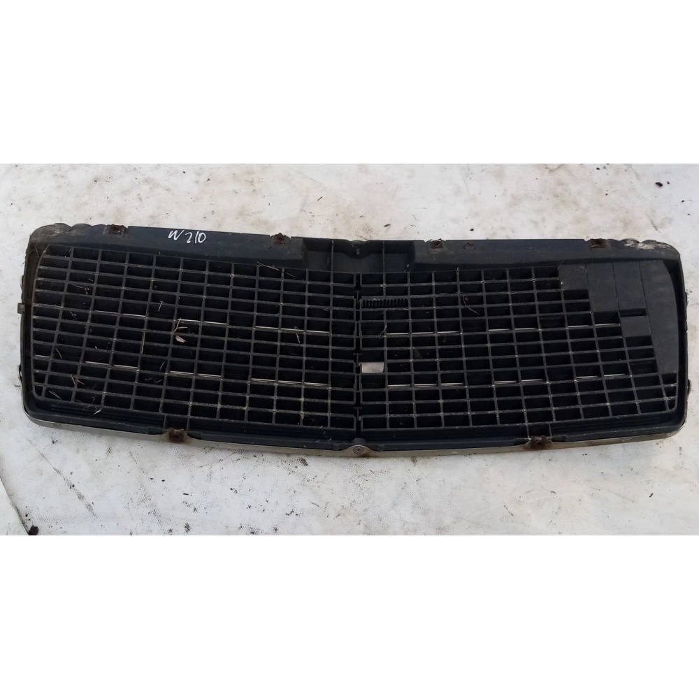 Решотка радиатора Mercedes-Benz w210 8880023