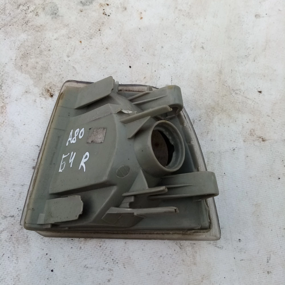 Передний правый поворотник Audi 80B4  084411505R