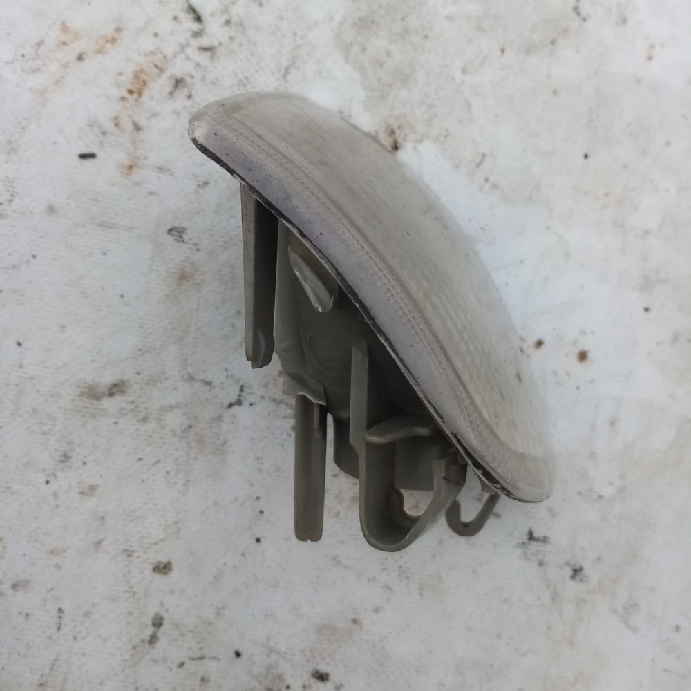 Передний правый поворотник Audi 80B4  084411505R