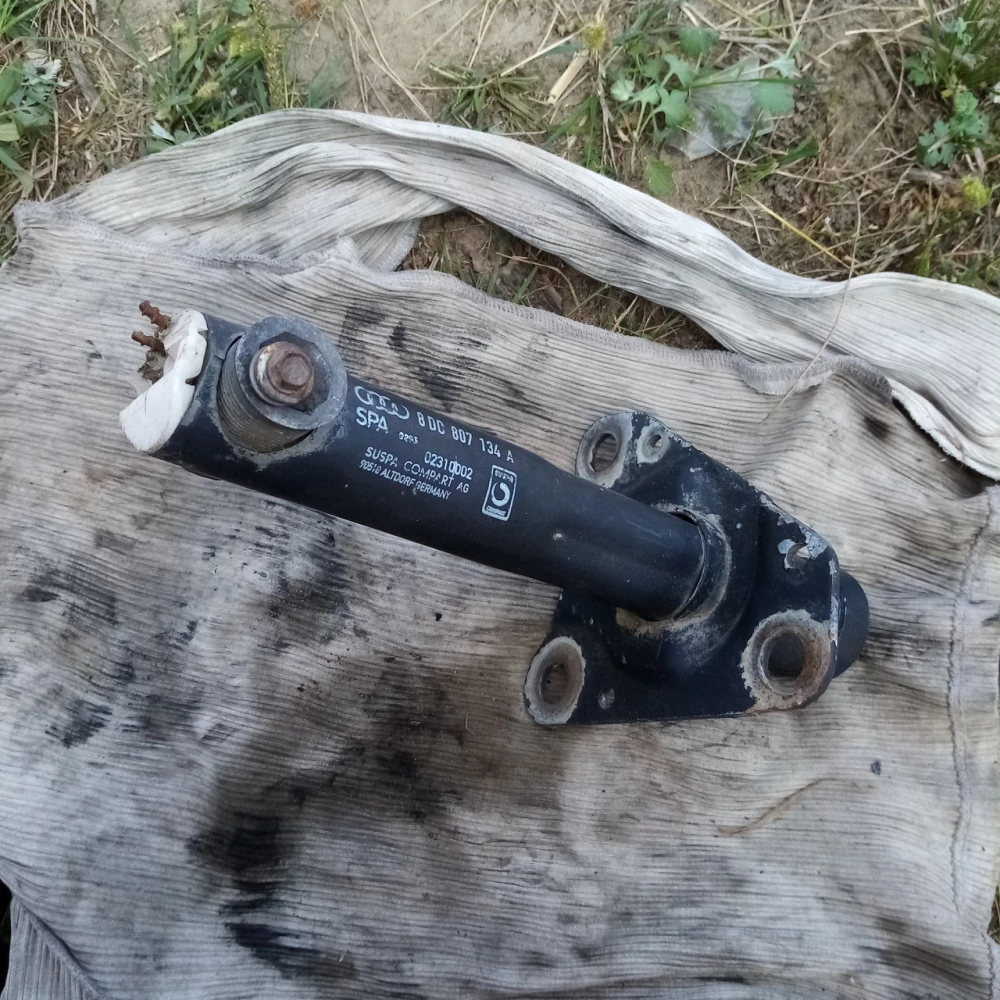 Кронштейн крипления бампера Audi A4B5