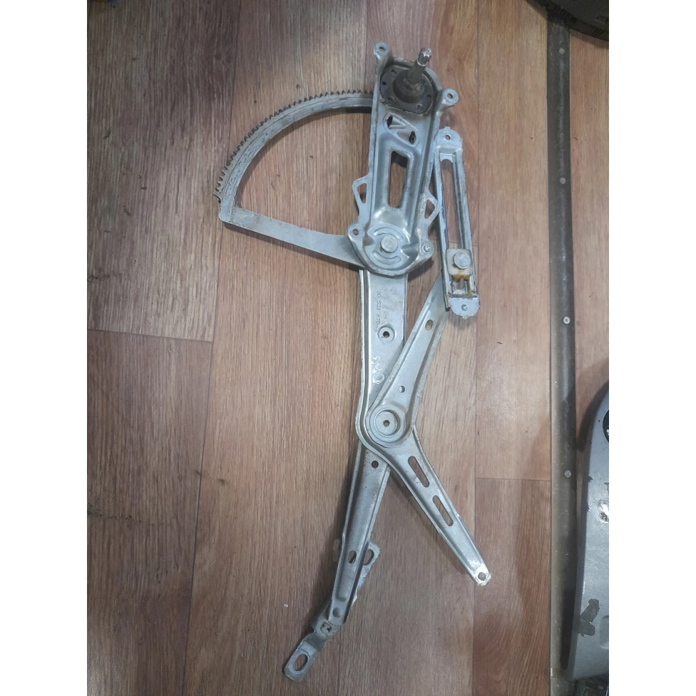 Передний правый стеклоподйомник Opel Astra G