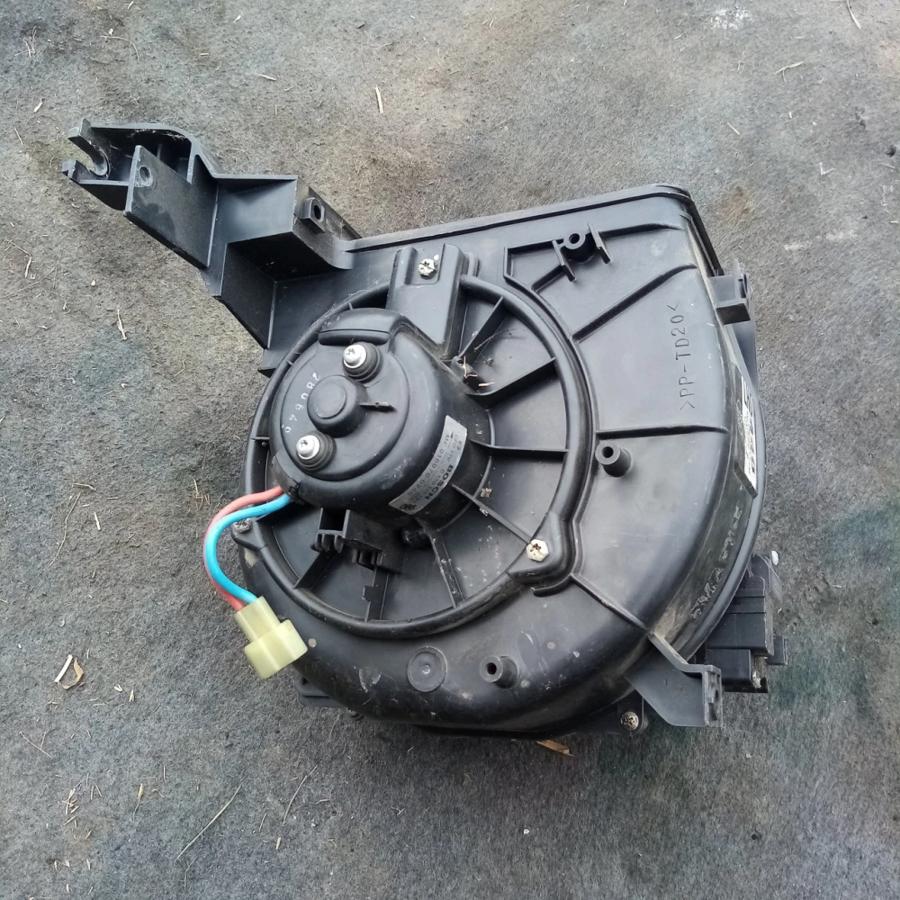 Моторчик печки Mitsubishi Carisma