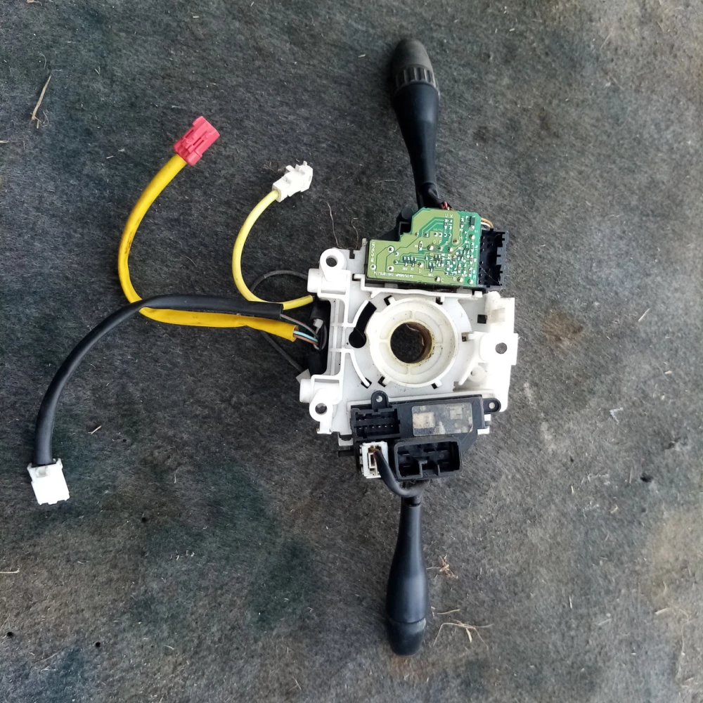 Подрулевой переключатель Mitsubishi Carisma