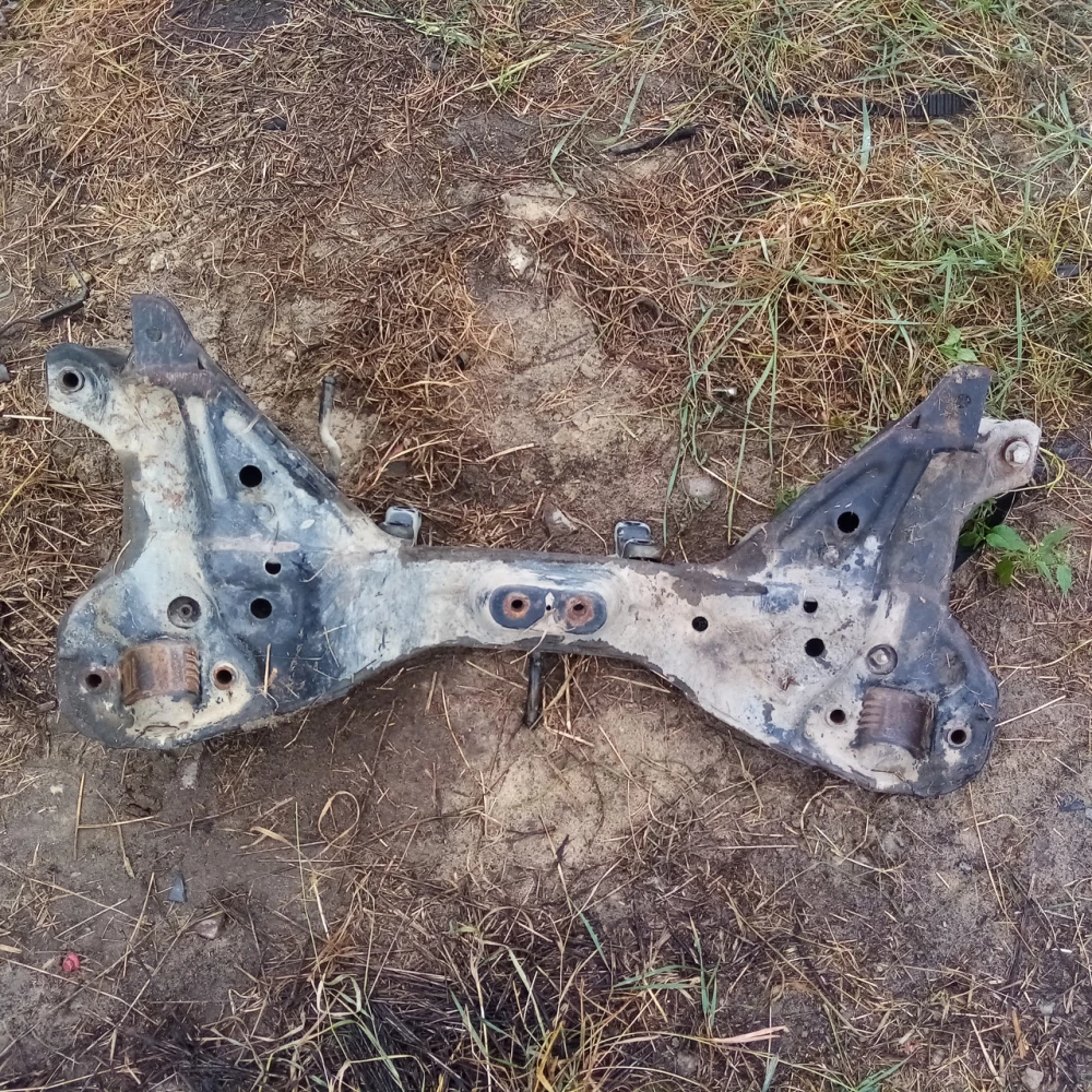 Подрамник Mitsubishi Carisma