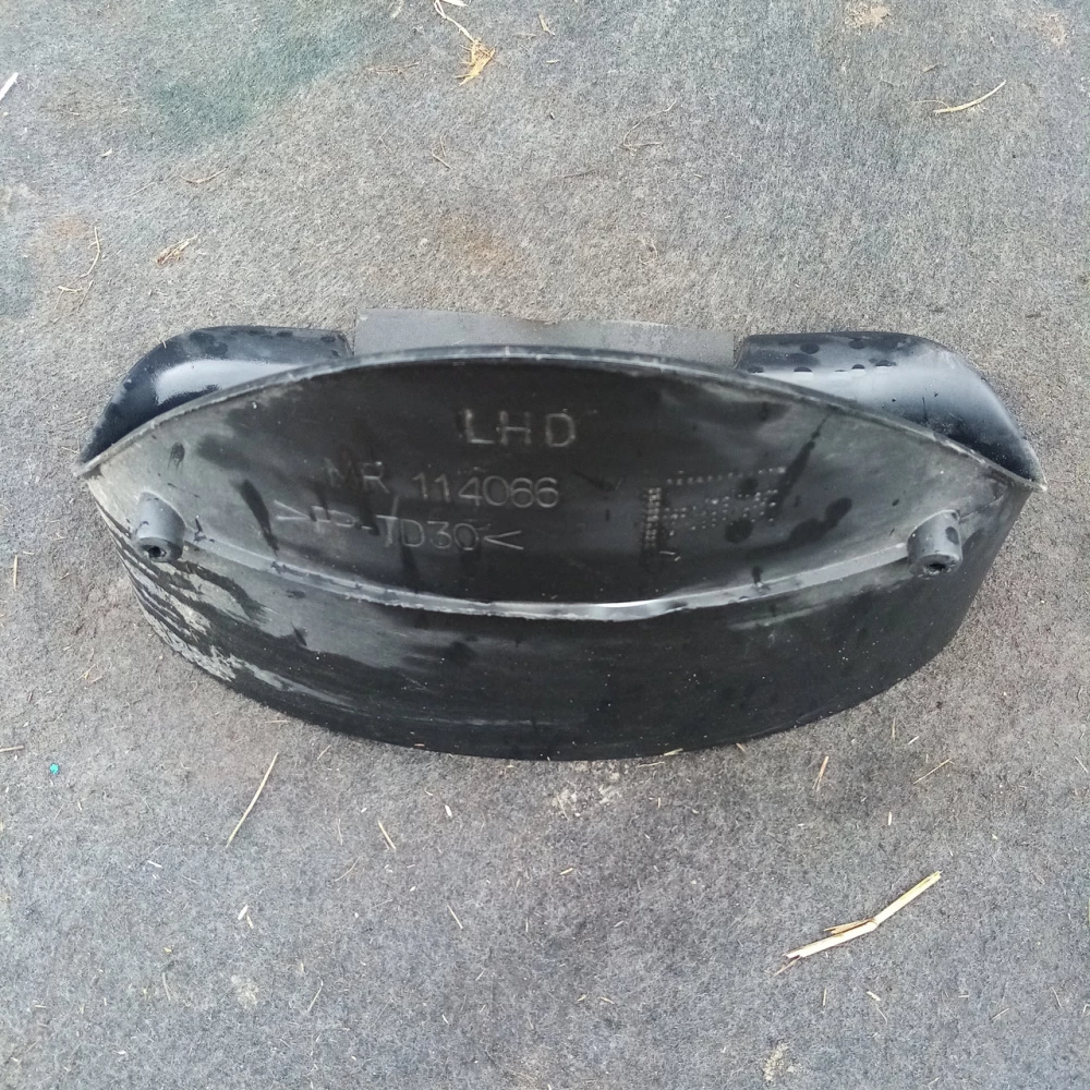 Пластик панели приборов Mitsubishi Carisma