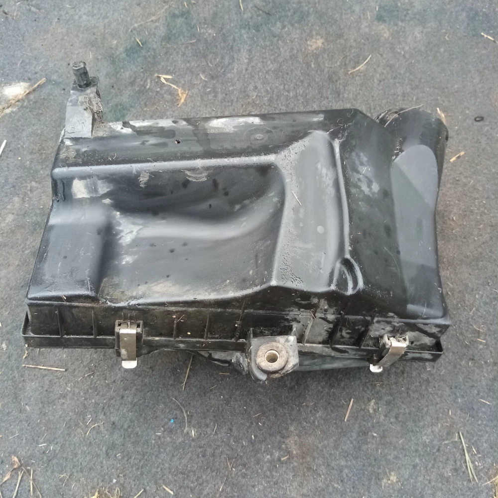 Корпус воздушного фильтра Mitsubishi Carisma