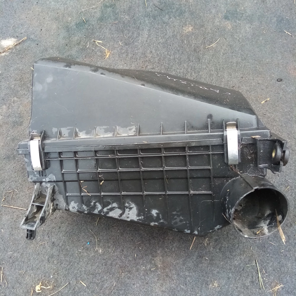 Корпус воздушного фильтра Mitsubishi Carisma