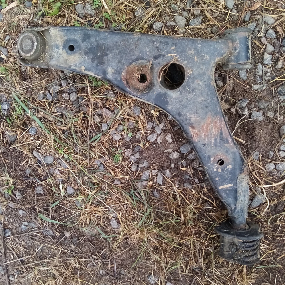 Правый рычаг Mitsubishi Carisma