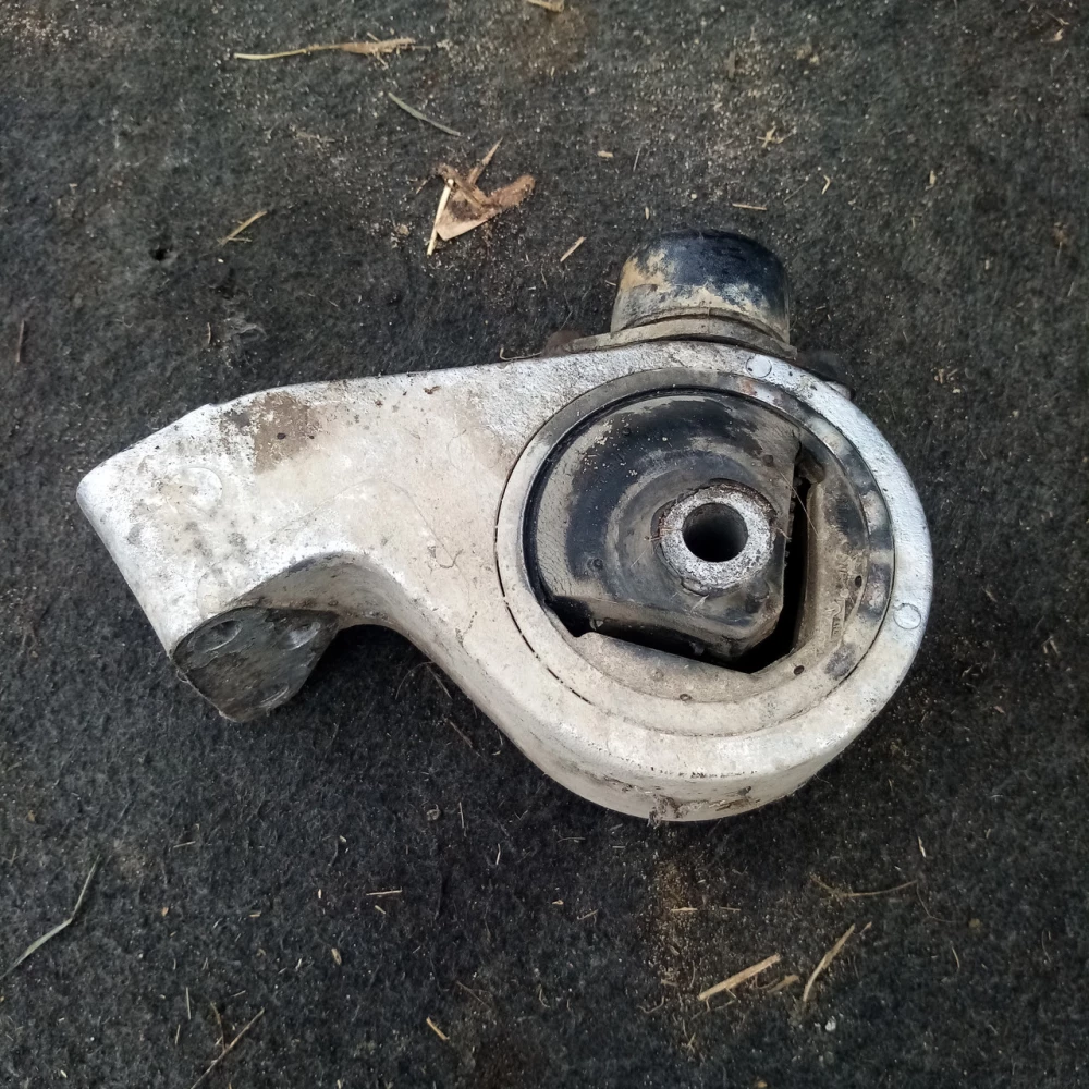 Подушка  двигателя Mitsubishi Carisma  mr510047
