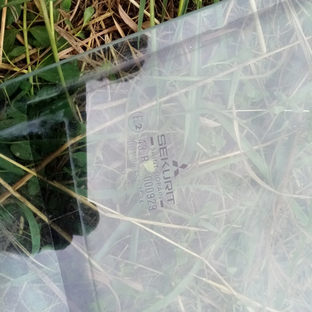 Переднее правое скло Mitsubishi Carisma  43R000929