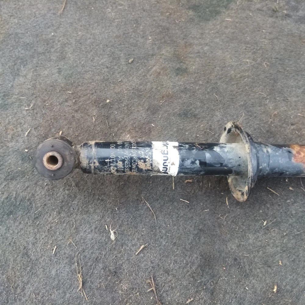 Задняя стойка Mitsubishi Carisma