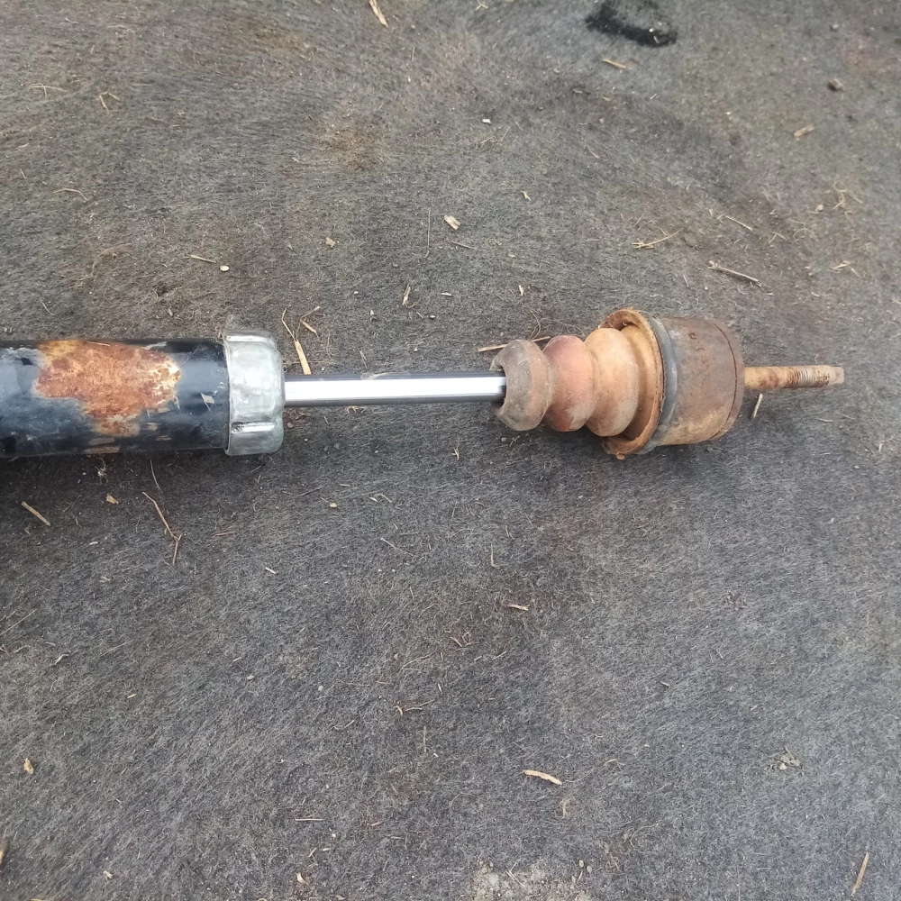 Задняя стойка Mitsubishi Carisma