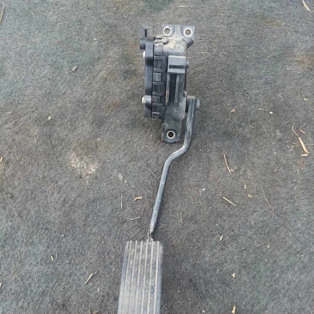 Педаль газа Mitsubishi Carisma