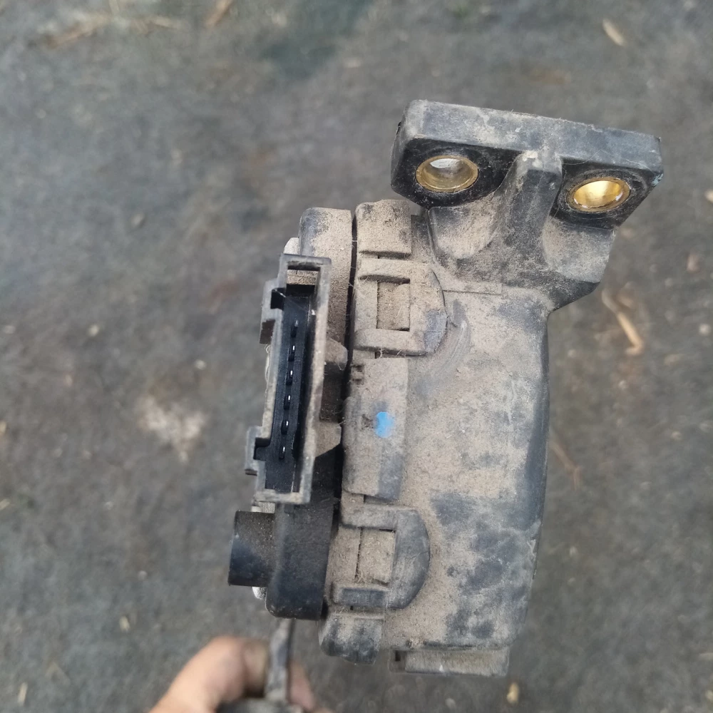 Педаль газа Mitsubishi Carisma