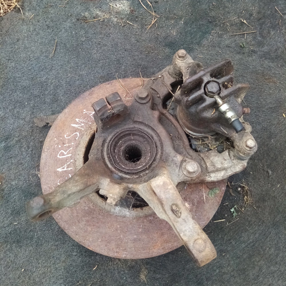 Левый поворотный кулак взборе  Mitsubishi Carisma