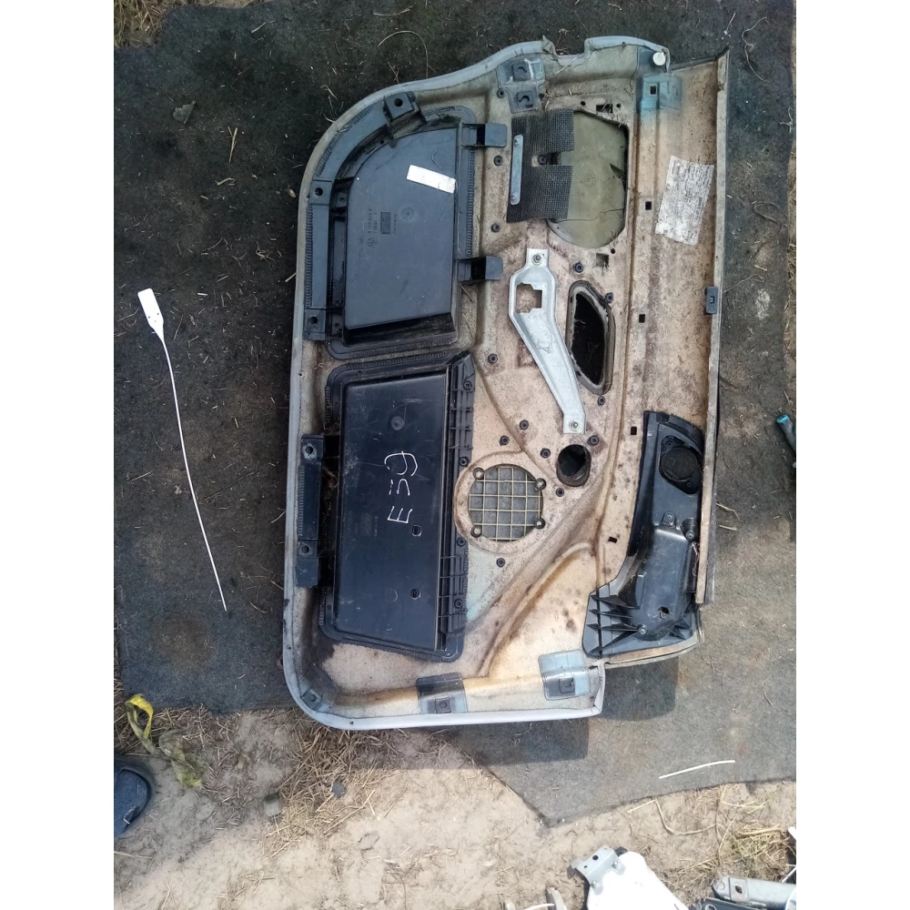 Передняя правя дверная карта BMW E39