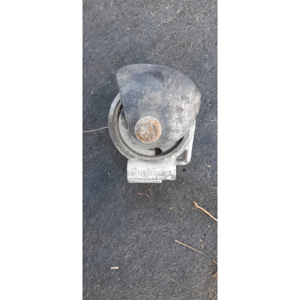 Подушка двигателя в хорошей  состоянии  Mitsubishi  Carisma