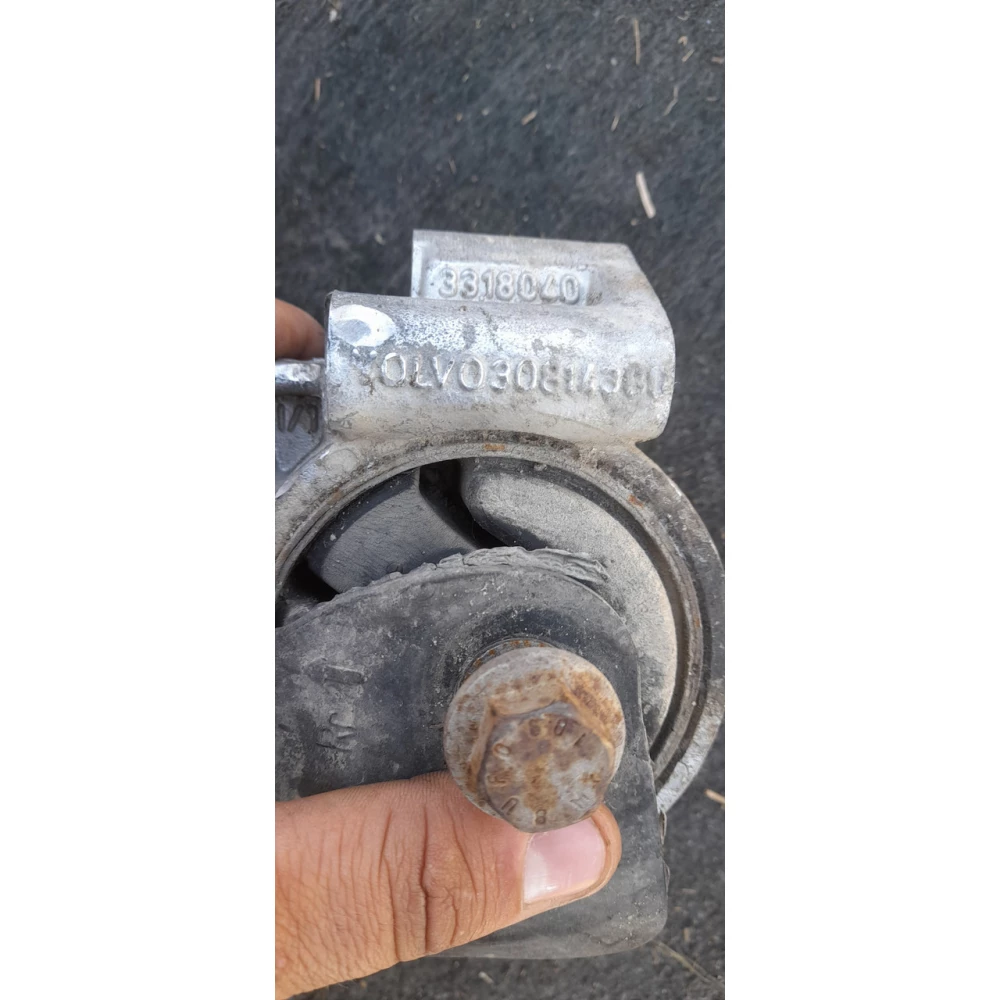 Подушка двигателя в хорошей  состоянии  Mitsubishi  Carisma