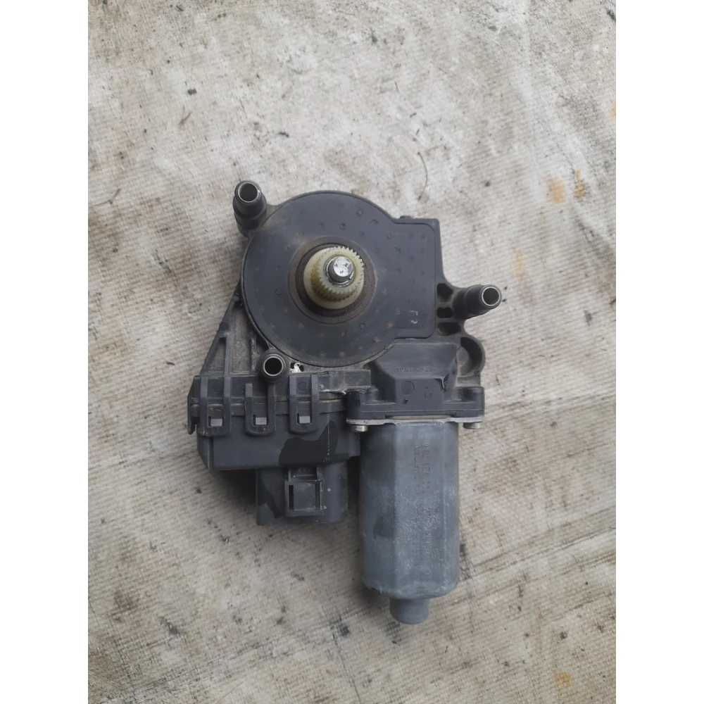 Правый  моторчик стеклоподйомника Ауди а6с5